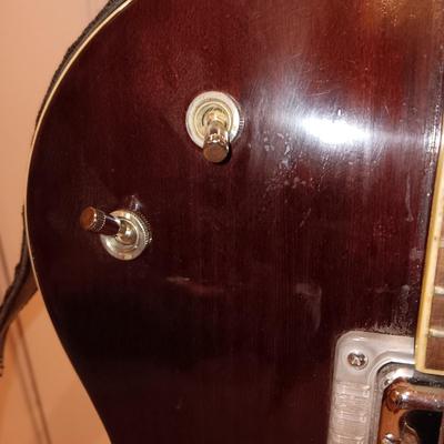 GRETSCH ELECTRIC GUITAR WITH BIGSBY, SIGNED BY CHET ATKINS INCLUDES HARD SIDED CASE W/EXTRAS **PLZ READ DESCRIPTION**