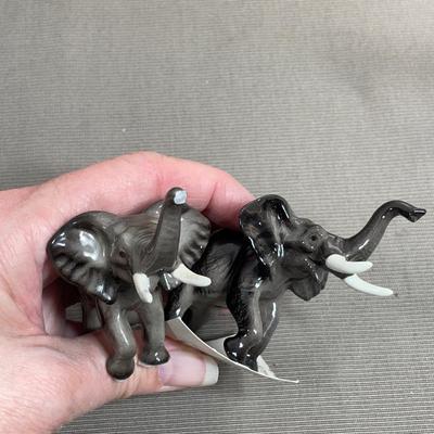 2 miniature Hagen-Renaker Elephants