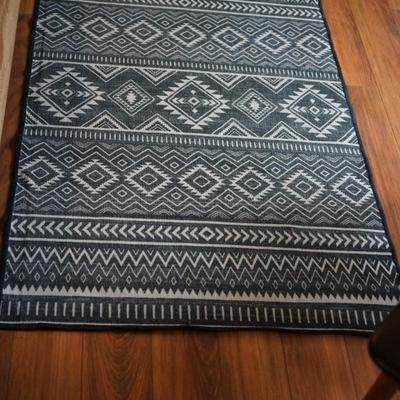 "RUGGABLE" BRAND AREA RUG SOUTHWEST STYLE IN GREY AND $ WHITE NICE CONDITION