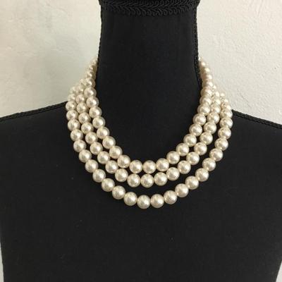 Elegant Large chunky Faux pearl necklace