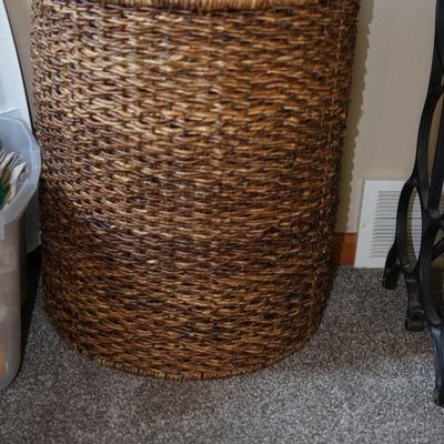 LARGE WICKER CLOTHES HAMPER OF 30" NATURAL WICKER