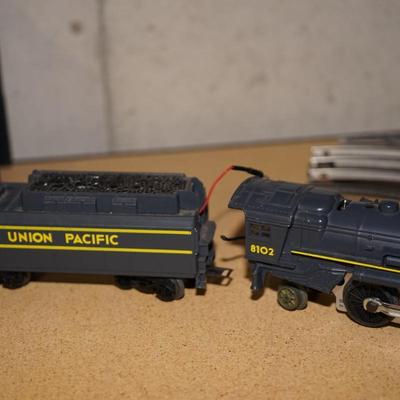 LIONEL TRAIN SET 8102 UNION PACIFIC , ENGINE TENDER / FIVE CARS/ TRAMSFORMER AND TRACK