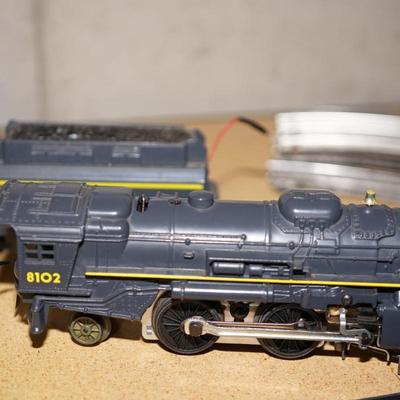 LIONEL TRAIN SET 8102 UNION PACIFIC , ENGINE TENDER / FIVE CARS/ TRAMSFORMER AND TRACK