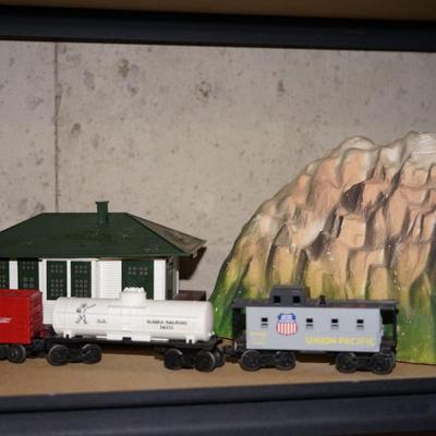 LIONEL TRAIN SET 8102 UNION PACIFIC , ENGINE TENDER / FIVE CARS/ TRAMSFORMER AND TRACK