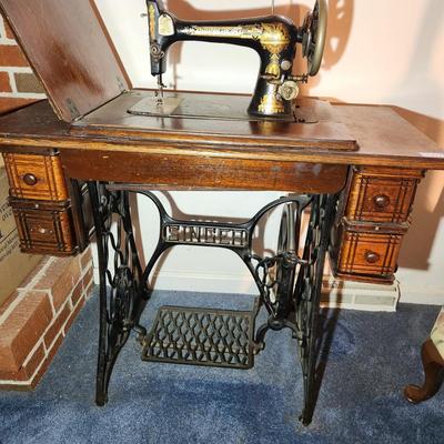 Antique Singer Treadle Sewing Machine w Accessories