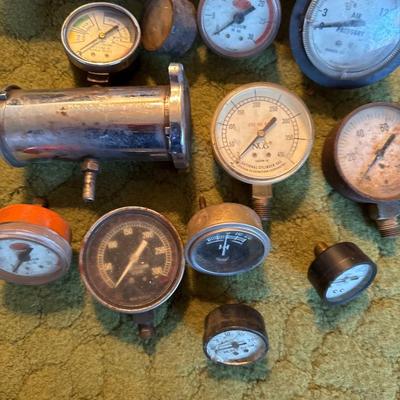 Vacuum pressure gauges