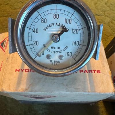 Vacuum pressure gauges