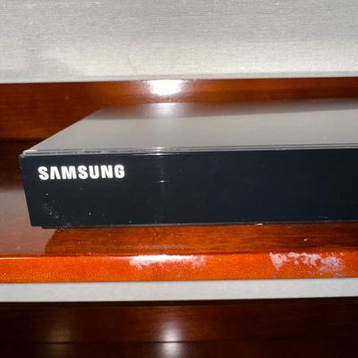 SAMSUNG BLU RAY DISC PLAYER W/REMOTE AND SOME MOVIES ON DVD