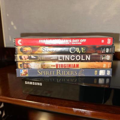 SAMSUNG BLU RAY DISC PLAYER W/REMOTE AND SOME MOVIES ON DVD