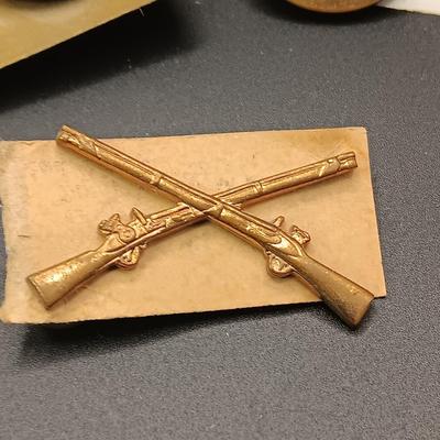 VINTAGE MILITARY PINS