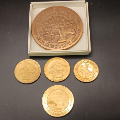 FOREIGN COINS, STATE COMMEMORATIVE MEDALLIONS AND LARGE BRASS LONDON BRIDGE SOUVENIR