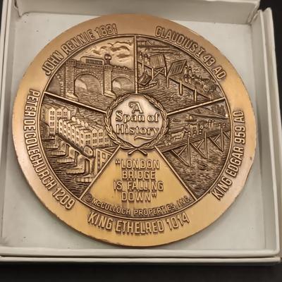 FOREIGN COINS, STATE COMMEMORATIVE MEDALLIONS AND LARGE BRASS LONDON BRIDGE SOUVENIR
