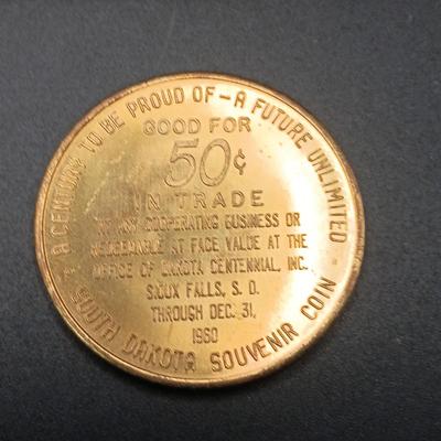 FOREIGN COINS, STATE COMMEMORATIVE MEDALLIONS AND LARGE BRASS LONDON BRIDGE SOUVENIR
