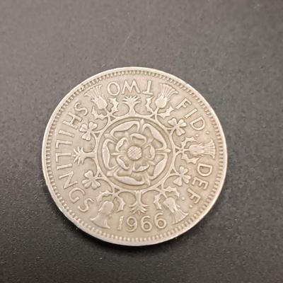 FOREIGN COINS, STATE COMMEMORATIVE MEDALLIONS AND LARGE BRASS LONDON BRIDGE SOUVENIR