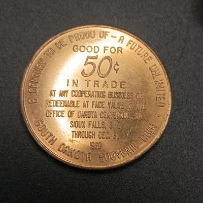 FOREIGN COINS, STATE COMMEMORATIVE MEDALLIONS AND LARGE BRASS LONDON BRIDGE SOUVENIR