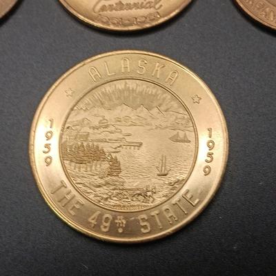 FOREIGN COINS, STATE COMMEMORATIVE MEDALLIONS AND LARGE BRASS LONDON BRIDGE SOUVENIR