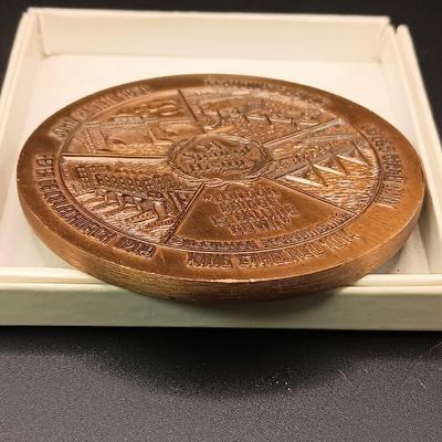 FOREIGN COINS, STATE COMMEMORATIVE MEDALLIONS AND LARGE BRASS LONDON BRIDGE SOUVENIR