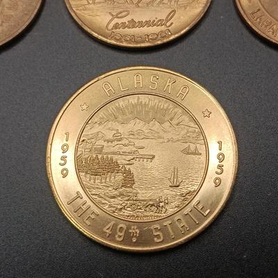 FOREIGN COINS, STATE COMMEMORATIVE MEDALLIONS AND LARGE BRASS LONDON BRIDGE SOUVENIR