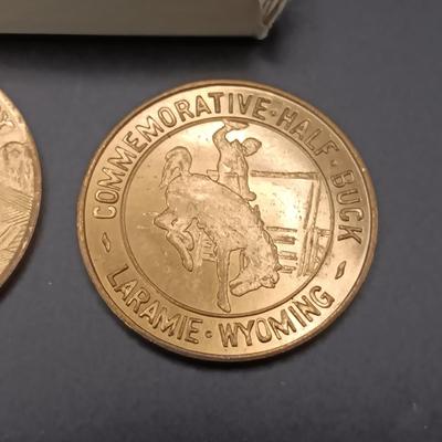 FOREIGN COINS, STATE COMMEMORATIVE MEDALLIONS AND LARGE BRASS LONDON BRIDGE SOUVENIR