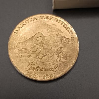FOREIGN COINS, STATE COMMEMORATIVE MEDALLIONS AND LARGE BRASS LONDON BRIDGE SOUVENIR