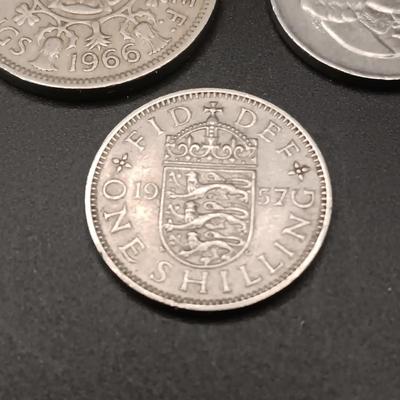 FOREIGN COINS, STATE COMMEMORATIVE MEDALLIONS AND LARGE BRASS LONDON BRIDGE SOUVENIR