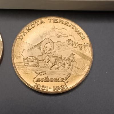 FOREIGN COINS, STATE COMMEMORATIVE MEDALLIONS AND LARGE BRASS LONDON BRIDGE SOUVENIR