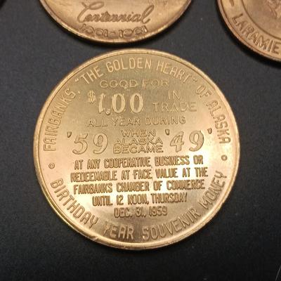 FOREIGN COINS, STATE COMMEMORATIVE MEDALLIONS AND LARGE BRASS LONDON BRIDGE SOUVENIR