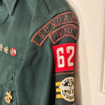 1950'S BOY SCOUTS OF AMERICA UNIFORM WITH SASH AND MANY PATCHES