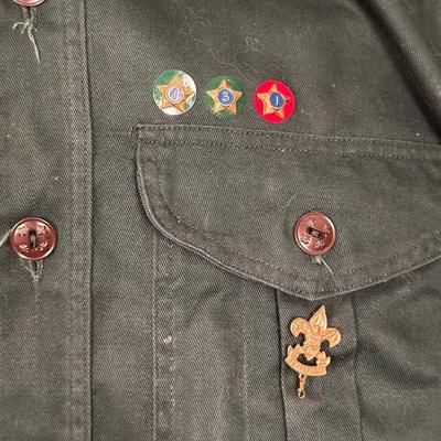 1950'S BOY SCOUTS OF AMERICA UNIFORM WITH SASH AND MANY PATCHES