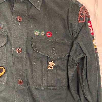 1950'S BOY SCOUTS OF AMERICA UNIFORM WITH SASH AND MANY PATCHES