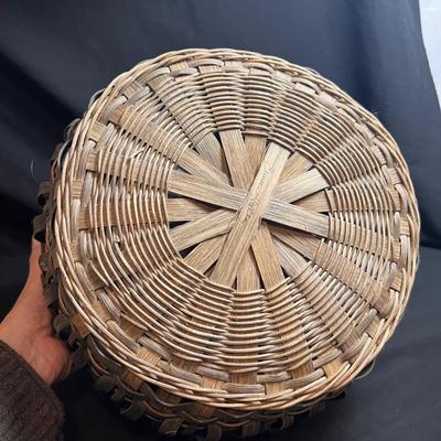 Signed Tulip Top Woven Basket (LR-RG)