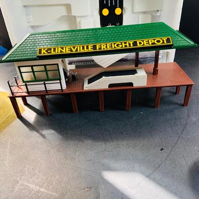 LOT 738: K-Line Action Accessory - K-Lineville Freight Depot Operating Loading Platform with Freight Car