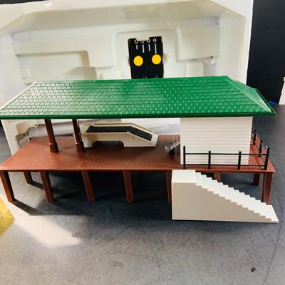 LOT 738: K-Line Action Accessory - K-Lineville Freight Depot Operating Loading Platform with Freight Car