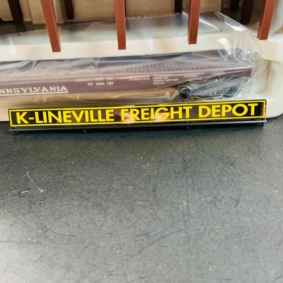 LOT 738: K-Line Action Accessory - K-Lineville Freight Depot Operating Loading Platform with Freight Car