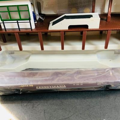 LOT 738: K-Line Action Accessory - K-Lineville Freight Depot Operating Loading Platform with Freight Car