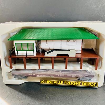 LOT 738: K-Line Action Accessory - K-Lineville Freight Depot Operating Loading Platform with Freight Car