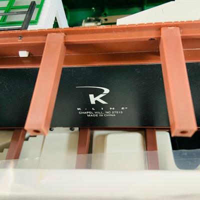 LOT 738: K-Line Action Accessory - K-Lineville Freight Depot Operating Loading Platform with Freight Car