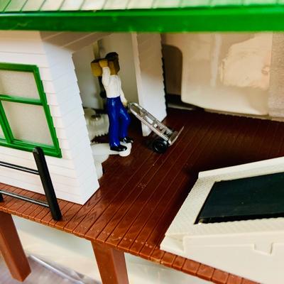 LOT 738: K-Line Action Accessory - K-Lineville Freight Depot Operating Loading Platform with Freight Car