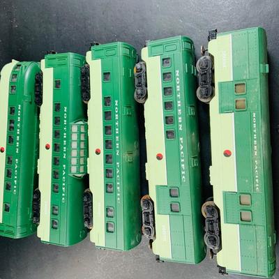 LOT 742: Set of 5 Lionel Northern Pacific O/27 Gage Passenger Cars