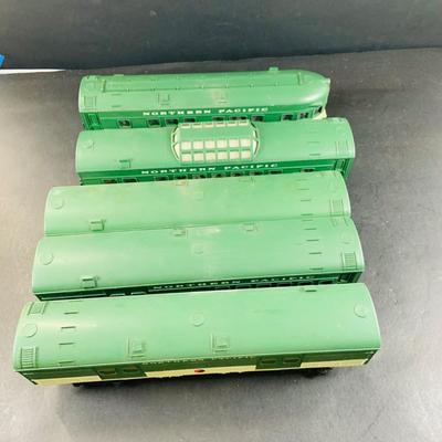 LOT 742: Set of 5 Lionel Northern Pacific O/27 Gage Passenger Cars
