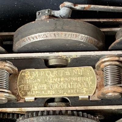 LOT743:Vintage Lionel Steam O GagePost War Locomotive 2065 and Tinder