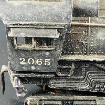 LOT743:Vintage Lionel Steam O GagePost War Locomotive 2065 and Tinder