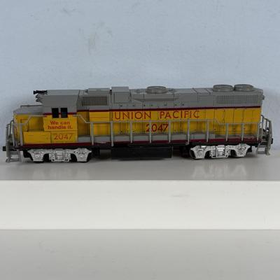 LOT 748: Athearn Genesis HO Union Pacific #2047, Pennsylvania Maroon Locomotive 9506-A and Train Car 9506-B along with Various Train Cars
