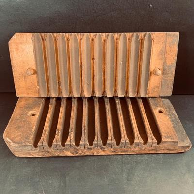 LOT 522: Vintage Durex Cigar Mold and Tin Cigar Case