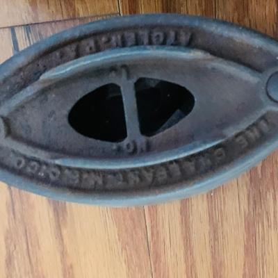 LOT525: Vintage/Antique Cast Iron Irons with Wood Handles