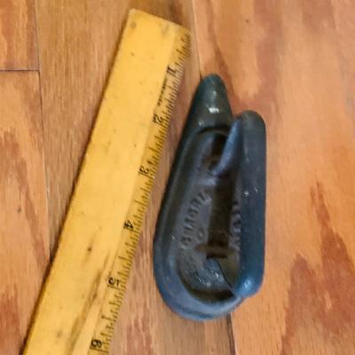 LOT525: Vintage/Antique Cast Iron Irons with Wood Handles
