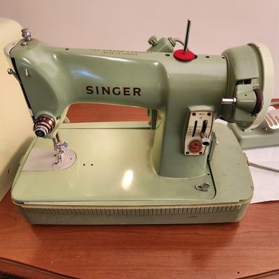 Vintage Green Portable Singer Sewing Machine 185J Powers up Running
