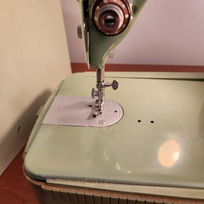 Vintage Green Portable Singer Sewing Machine 185J Powers up Running