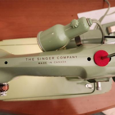 Vintage Green Portable Singer Sewing Machine 185J Powers up Running