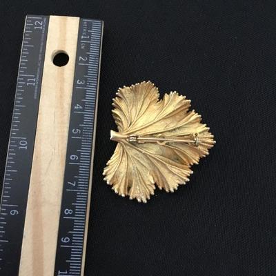 Vintage Gold toned Leaf plant brooch